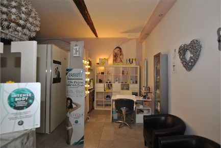 Foto Attività commerciale in Via Magenta, Seregno di 55 m² con 5 locali