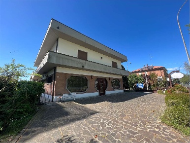 Foto Negozio in Via Aldo Moro Interna 42, Carpi Quartirolo - Meloni