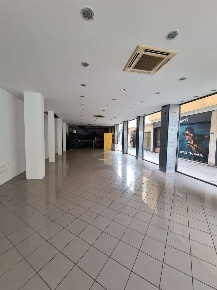 Foto Negozio in Piazza ferretto, Venezia Mestre di 320 m² con 6 locali