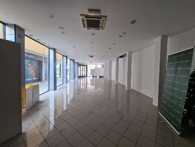 Foto Negozio in Piazza ferretto, Venezia Mestre di 320 m² con 6 locali