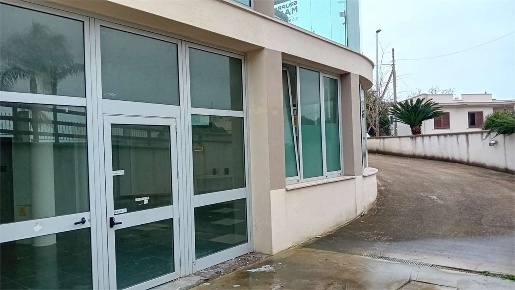 Foto Negozio in via ruffano, Casarano di 450 m² con 2 locali in affitto