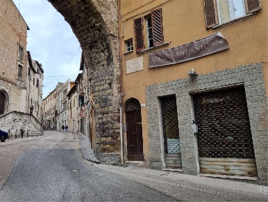 Foto Negozio in Via Pinturicchio, Perugia Centro Storico di 96 m²