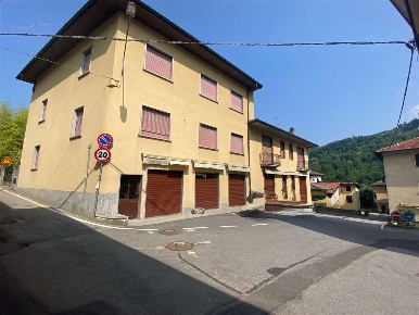 Foto Negozio a Cremenaga di 180 m² con 5 locali in vendita
