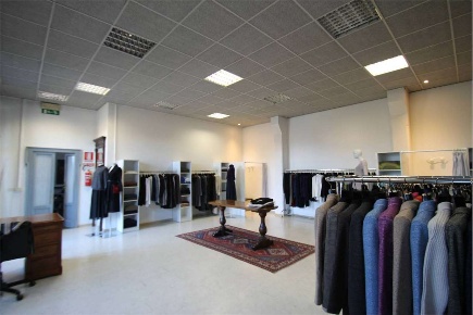 Foto Negozio in Via Roma, Paderno d'Adda di 161 m² con 1 locali in vendita