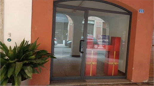 Foto Negozio in Via Aldrovandi 23, Carpi di 25 m² con 2 locali in affitto