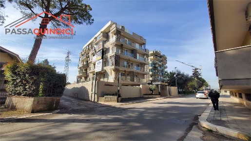 Foto Negozio in Via Conte Giusso 4/a, Bari Mungivacca di 220 m² in vendita
