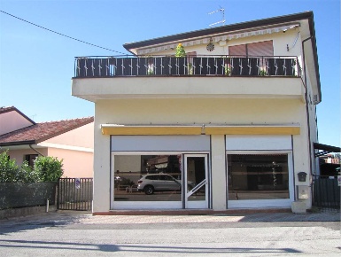 Foto Negozio in Via Carozzani, San Donà di Piave Centro di 187 m²