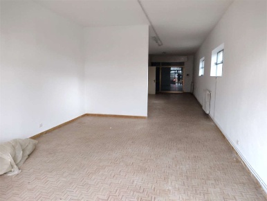 Foto Negozio a Sarzana di 82 m² con 2 locali in affitto