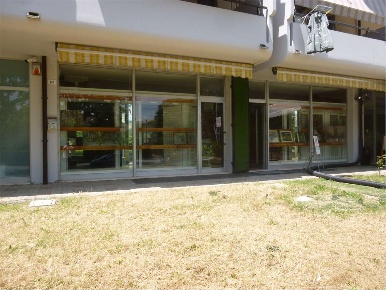 Foto Negozio in via guglielmo marconi 141, Marconi di 110 m² con 2 locali