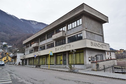 Foto Negozio in Corso Italia 146, Villadossola di 300 m² con 4 locali