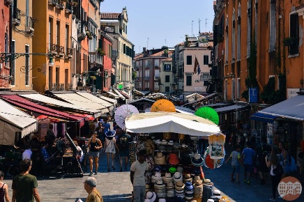Foto Attività commerciale in Strada Nuova, Venezia di 45 m² con 2 locali
