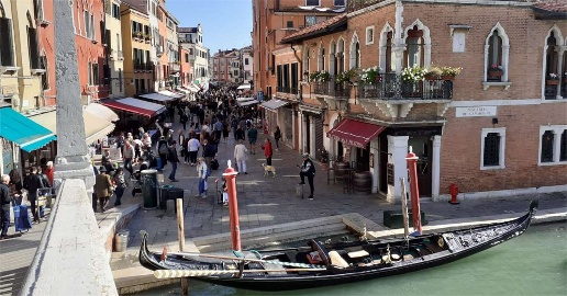 Foto Attività commerciale in Strada Nuova, Venezia di 45 m² con 2 locali