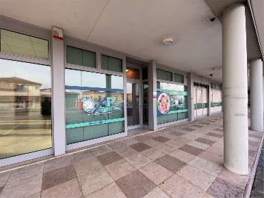 Foto Negozio in Via A. Valerio, Codevigo Centro di 130 m² con 2 locali