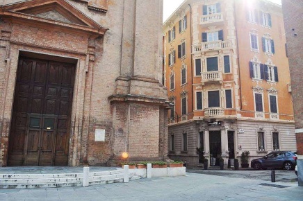 Foto Negozio a Reggio nell'Emilia di 280 m² con 4 locali in affitto