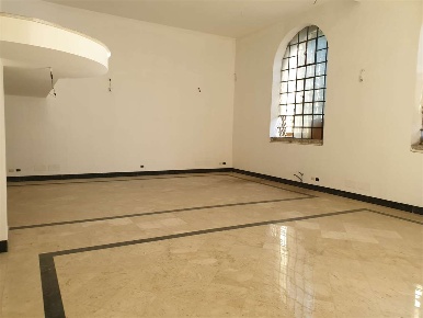 Foto Negozio a Marino di 180 m² con 3 locali in affitto