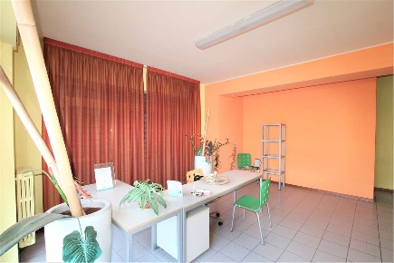 Foto Negozio a Perugia di 300 m² con 8 locali in affitto