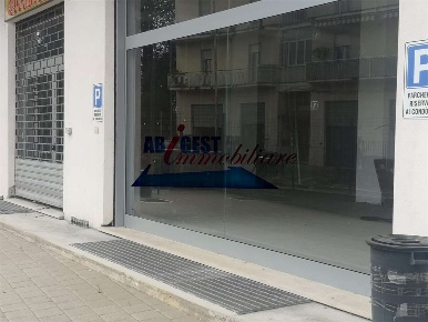 Foto Negozio a Frosinone di 140 m² con 2 locali in affitto