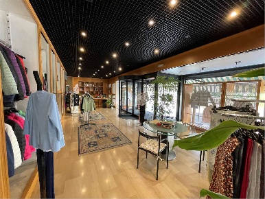 Foto Negozio in Via Volta  6, Cantù Centro di 235 m² con 4 locali