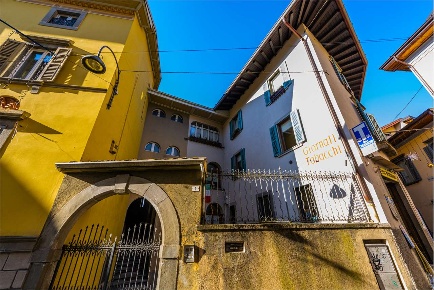 Foto Ufficio in Piazza Orologio, Clusone Centro di 155 m² con 6 locali