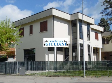 Foto Magazzino a Reggio nell'Emilia di 450 m² con 6 locali in vendita