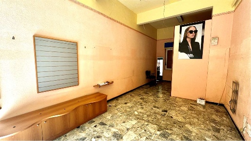 Foto Negozio in Via Dante 2, Borghetto Santo Spirito di 45 m² con 1 locali