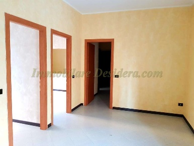 Foto Negozio a Castelletto sopra Ticino di 76 m² con 4 locali in vendita