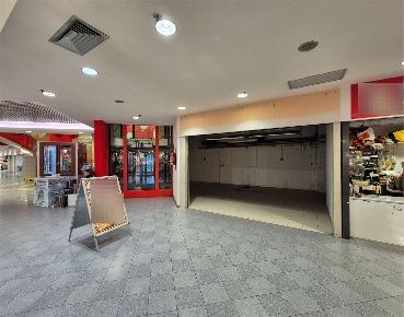 Foto Negozio in Via Barbara melzi, Turate Centro di 60 m² con 1 locali