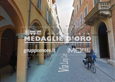 Foto Negozio in p.zza Roma, Modena Garbatella di 145 m² con 4 locali