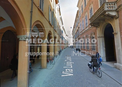 Foto Negozio in p.zza Roma, Modena Garbatella di 145 m² con 4 locali