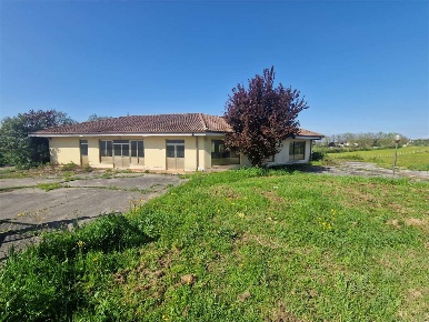 Foto Negozio in via cerreto, Frosinone Cerreto di 340 m² con 5 locali