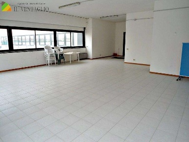 Foto Ufficio a Fiorano Modenese di 120 m² con 1 locali in affitto