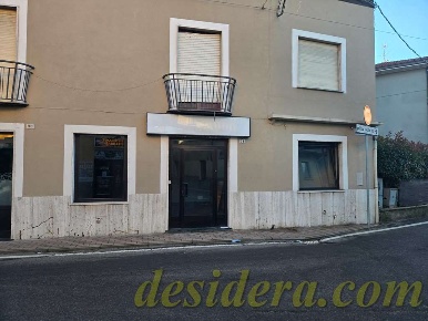 Foto Negozio a Castelletto sopra Ticino di 36 m² con 2 locali in affitto