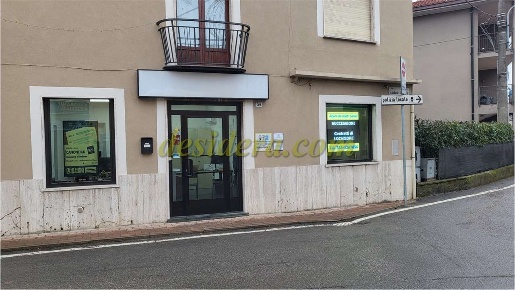 Foto Negozio a Castelletto sopra Ticino di 36 m² con 2 locali in affitto