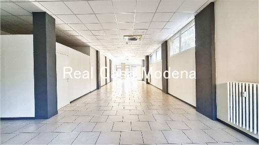 Foto Negozio a Modena di 240 m² con 2 locali in affitto