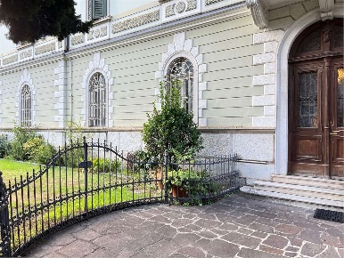 Foto Ufficio a Rovereto di 215 m² con 6 locali in vendita