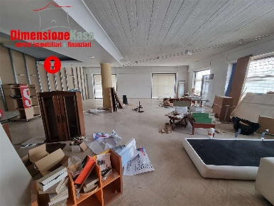 Foto Negozio in via metastasio 102, San Vitaliano di 260 m² con 3 locali