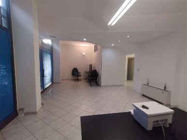 Foto Negozio a Sarzana di 75 m² con 2 locali in affitto