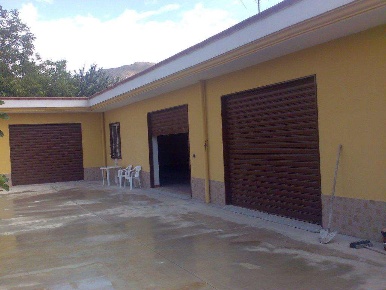 Foto Negozio in via Padule, Mondragone di 200 m² con 4 locali in vendita