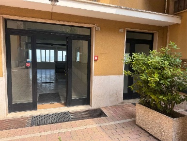 Foto Negozio a Montefalco di 140 m² con 2 locali in affitto