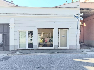 Foto Negozio in Via Giuseppe Garibaldi snc, Monfalcone Centro di 54 m²
