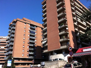 Foto Negozio in via Gallenga, Perugia Madonna Alta - Prepo di 336 m²