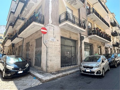 Foto Negozio in Via Cavour 21-23, Brindisi Centro Storico di 75 m²