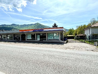 Foto Negozio in via provinciale 8, Cuveglio Centro di 130 m² con 2 locali