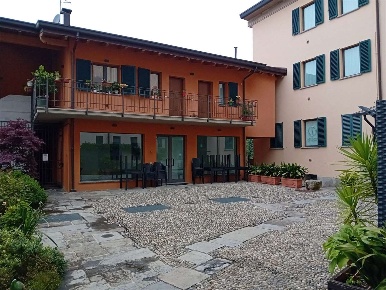 Foto Negozio a Cantù di 100 m² con 3 locali in affitto