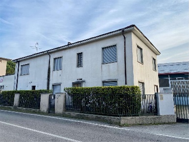 Foto Ufficio a Oggiono di 90 m² con 3 locali in affitto