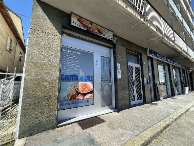 Foto Negozio in Via Caluso 21, Chivasso Centro di 65 m² con 3 locali