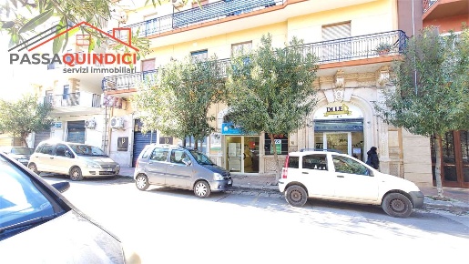 Foto Negozio in Via Roma 22, Triggiano di 50 m² con 2 locali in vendita