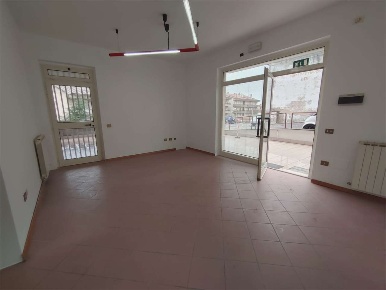 Foto Ufficio a Todi di 100 m² con 4 locali in affitto