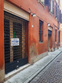 Foto Negozio in Via Coltellini 16, Modena Centro Storico di 83 m²