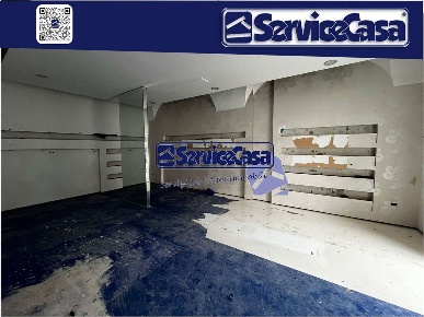 Foto Negozio in VIALE GIUSEPPE DI VITTORIO, Cerignola Centro di 80 m²